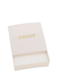 Scatola rettangolare di colore crema con una texture liscia. Il coperchio presenta la parola "amor" in lettere dorate. L'interno è di un bianco semplice.