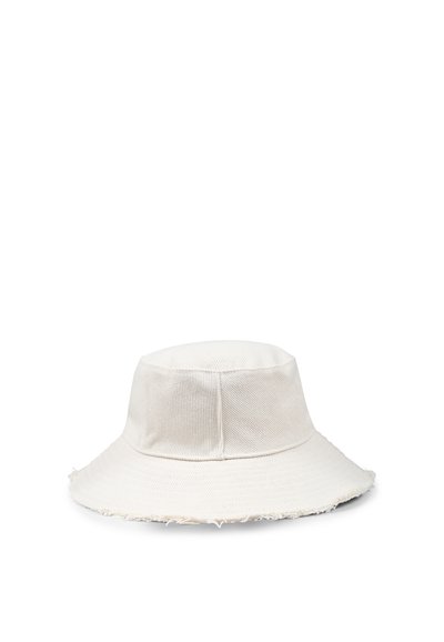 Cappello a secchiello bianco in cotone con un'ampia visiera sfilacciata e una corona strutturata, realizzato in un materiale testurizzato simile alla tela.