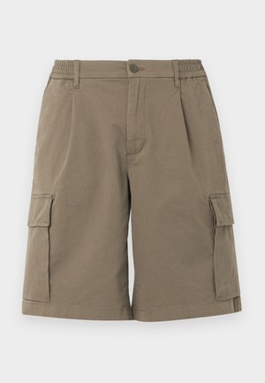 Khaki spodenki typu cargo z elastycznymi bokami, przednim zapięciem na guzik i suwak, szlufkami na pasek, kieszeniami bocznymi i dużymi kieszeniami z klapą na każdej nodze.