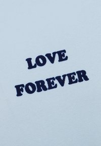 Tejido azul con texto en negrita color navy que dice "AMOR PARA SIEMPRE" en dos líneas, ligeramente inclinado.