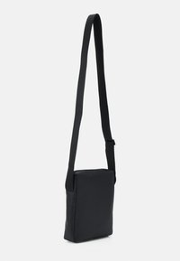 Borsa a tracolla nera con finitura in pelle liscia, forma rettangolare, tracolla regolabile e design minimalista. Nessuna ferramenta o accento visibile.