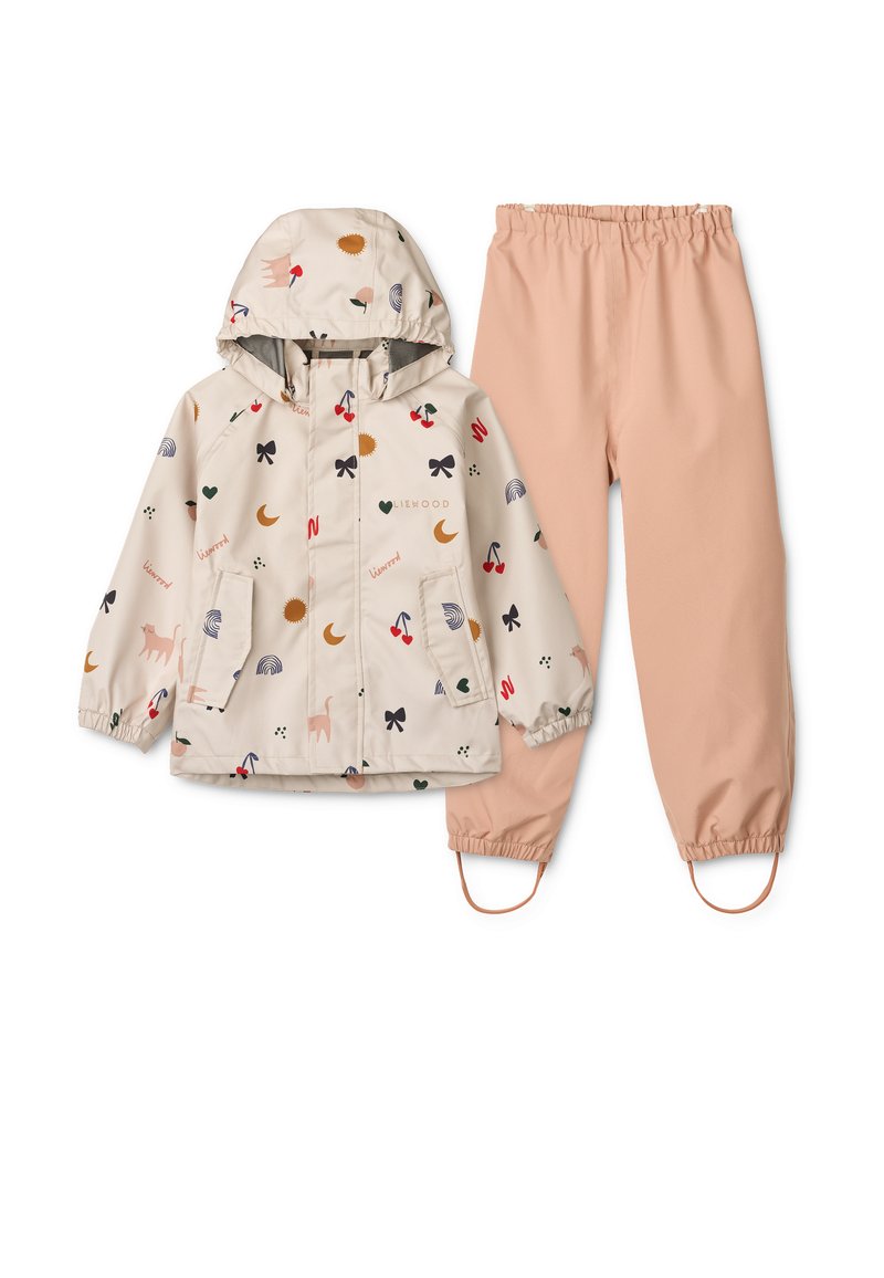 Svetlo bež dežnik s igrivimi motivi, vključno z mačkami in metuljčki, v kombinaciji s svetlo rožnatimi nepremočljivimi hlačami. Ima elastične manšete in žepe.