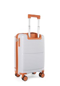 Maleta rígida blanca con acentos naranjas, superficie texturizada, manija retráctil, cuatro ruedas y candado de combinación en el lateral.