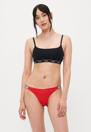Svart bralette med tynne stropper og HUGO-logo band; rød bikini-bunn med HUGO-logo midjebånd; glatt stoff, tettsittende design.