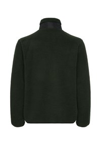 Veste polaire vert foncé à manches longues avec un col montant et une bordure noire à l’arrière du cou, vue de dos.