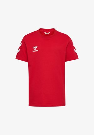 Rood katoenen T-shirt met een ronde hals. Heeft een wit logo en een chevronpatroon op de schouders. Effen stof, korte mouwen en een normale pasvorm.