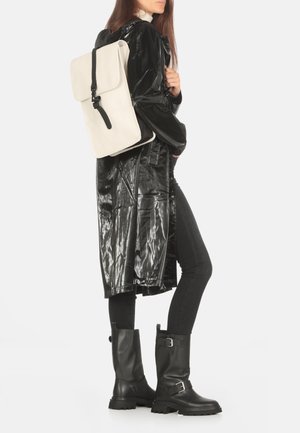 Rains BUCKET MINI - Mochila - light beige
