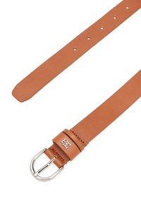 Ceinture en cuir marron à texture lisse, boucle argentée, avec un petit logo sur la lanière, comportant plusieurs trous d'ajustement.