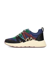 Sneaker multicolore con materiali come mesh, pelle sintetica e stampa animale; elementi in verde, blu, burgundy e nero. Suola texture.