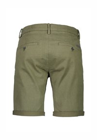 Shorts de lino verde olivo con dobladillos enrollados, que cuentan con dos bolsillos traseros con botones y trabillas para un ajuste ajustable.