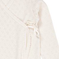 Îmbrăcăminte pentru bebeluși de culoare crem, în stil wrap, confecționată dintr-un tricot texturat, având un decolteu cu bordură ondulată, închidere cu buton și detaliu cu fundă pe lateral.
