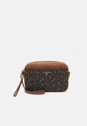 Sac bandoulière marron en tissu à motif étoilé, avec des accents dorés et une sangle en cuir marron. Il dispose d'une fermeture éclair et d'un logo de marque.