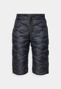 Bermudas pretas acolchoadas, isoladas e de comprimento até ao joelho, com fecho de correr frontal e costura em padrão de ondas, projetadas para o clima frio.