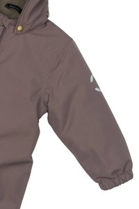 Helepruun veekindel jakk kapuutsiga, millel on elastsed mansetid, kuldsed nupud ja hõbedane logo detail vasakul varrukal.
