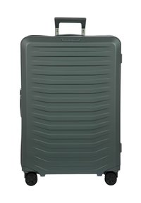 Großer dunkelgrauer Hartschalenkoffer mit strukturierten horizontalen Linien, vier Rädern und einem ausgezogenen schwarzen Teleskopgriff.