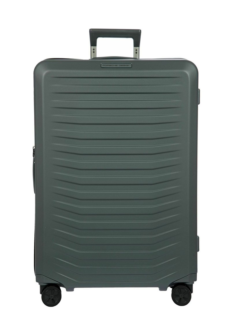 Großer dunkelgrauer Hartschalenkoffer mit strukturierten horizontalen Linien, vier Rädern und einem ausgezogenen schwarzen Teleskopgriff.