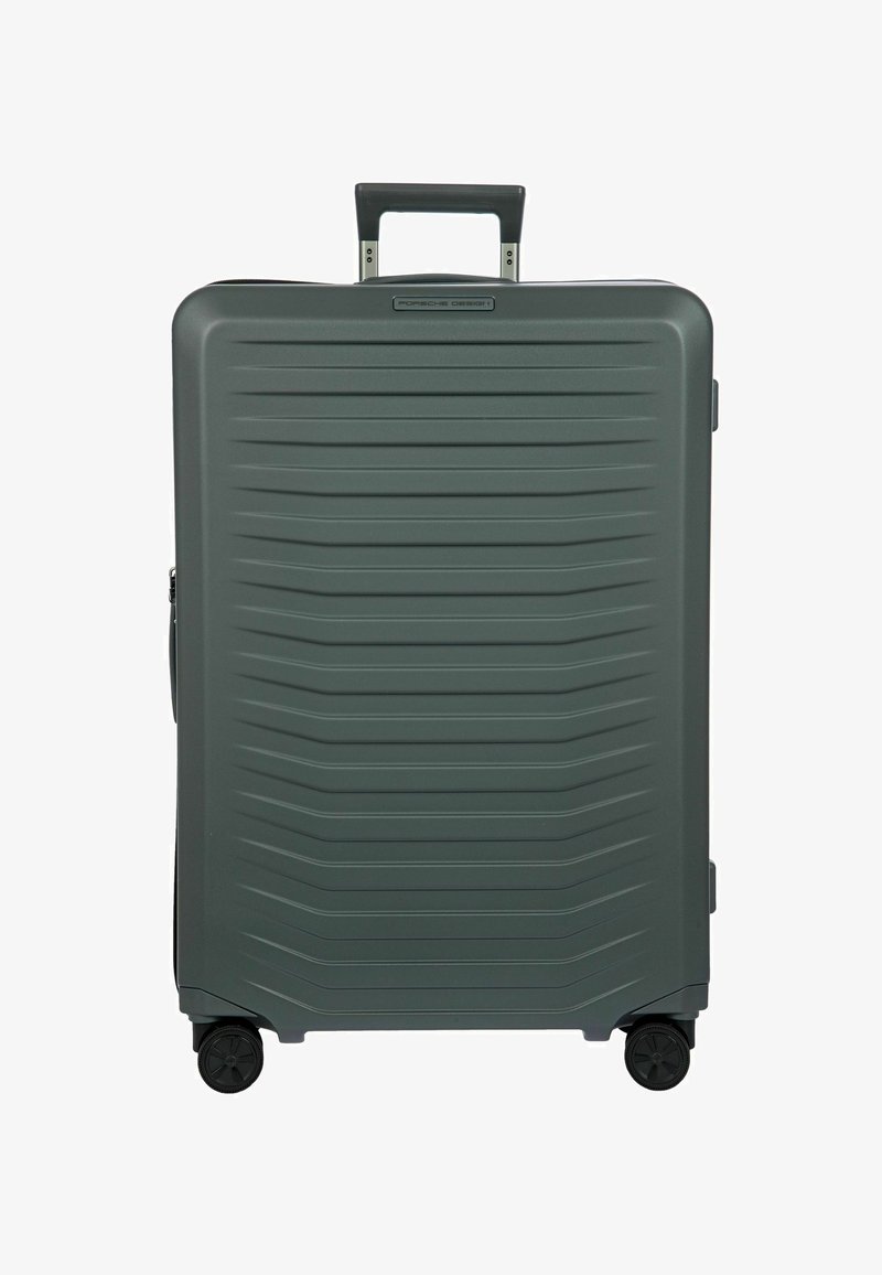 Großer dunkelgrauer Hartschalenkoffer mit strukturierten horizontalen Linien, vier Rädern und einem ausgezogenen schwarzen Teleskopgriff.