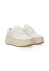 Weiße Plateausneaker mit strukturiertem Finish, runder Spitze und Schnürsenkeln. Sie verfügen über eine geriffelte Sohle und subtile Nähdetails.