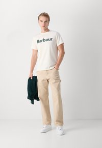 Barbour LOGO TEE - Triko s potiskem - whisper white