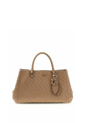 Borsa trapuntata beige con doppi manici, dettagli in oro, ciondolo brandizzato e sottile logo Guess in rilievo sulla parte anteriore.