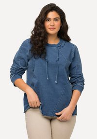 Modrá mikina s dlouhým rukávem z texturované tkaniny, s kulatým výstřihem se šňůrkami a diagonálními švy. Volný střih.