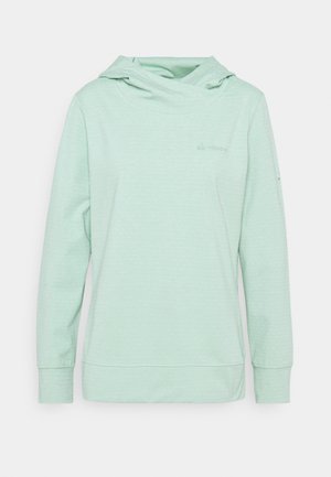 Sudadera con capucha de manga larga verde claro con un patrón de puntos sutil y un pequeño logo en la parte superior izquierda del pecho, fondo liso.