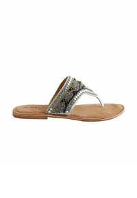 Sandalo piatto con una suola in suede marrone. Presenta una cinghia accentuata in argento ornata da motivi geometrici blu e oro e perline decorative.