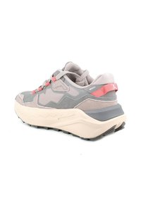 Scarpa sportiva grigia e rosa con una tomaia in suede testurizzato, accenti in rete, suola spessa color crema e lacci decorativi. Include un passante sul retro.