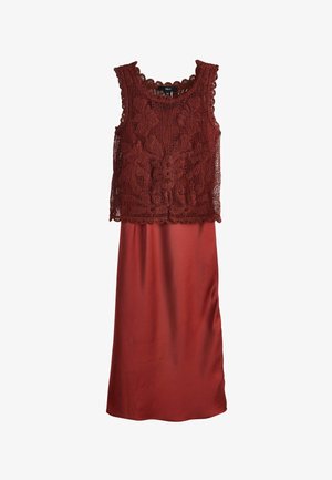 Robe sans manches avec une jupe rouge lisse et un haut court sans manches en dentelle crochetée rouge foncé présentant des motifs floraux.