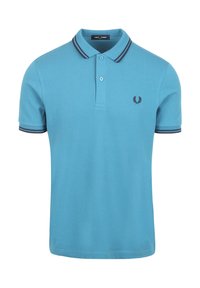 Polo in cotone azzurro chiaro con patta a tre bottoni, colletto e bordi delle maniche a costine con strisce blu navy e un piccolo logo sul petto.