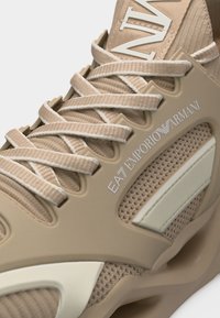Μπεζ αθλητικό παπούτσι Emporio Armani EA7 με υφασμάτινη υφή, χοντρές κορδόνια και πλαϊνή επένδυση με λογότυπο και έμβλημα.