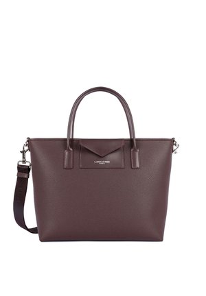Sac cabas en cuir marron foncé avec deux poignées, une bandoulière amovible et une petite poche avant à rabat avec le logo Lancaster Paris.