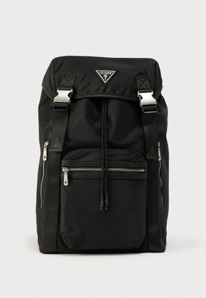 Zwarte rugzak van nylon met zilverkleurige metalen accenten, verstelbare banden, trekkoordsluiting en een voorvak met ritssluiting. Voorzien van een driehoekige logopatch.