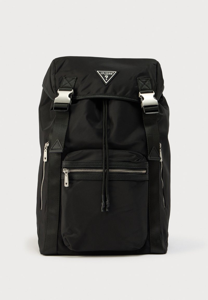 Μαύρο σακίδιο από νάιλον με ασημένια μεταλλικά μέρη, ρυθμιζόμενους ιμάντες, σύστημα κλεισίματος με κορδόνι και μπροστινή τσέπη με φερμουάρ. Διαθέτει τριγωνικό έμβλημα με λογότυπο.