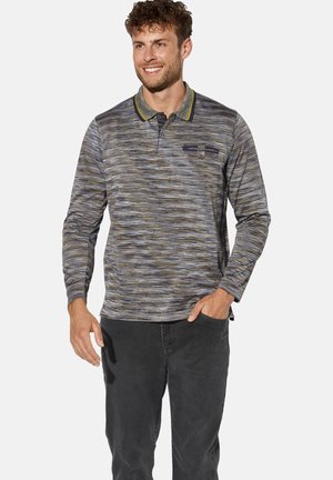 Langärmeliges Poloshirt mit einem mehrfarbigen wellenförmigen Muster in Blau-, Grau- und Grüntönen, mit einem gerippten Kragen und einer Brusttasche als Detail.