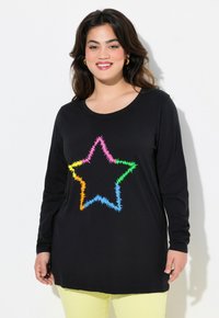 Sort langærmet t-shirt med et farverigt stjernedesign bestående af zigzag-linjer i pink, grøn, gul og blå. Glat stofstruktur.