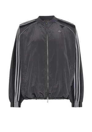 Chaqueta deportiva ligera negra con cremallera, tres rayas blancas en las mangas y pequeño logo de Adidas en el pecho.