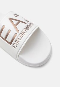 EA7 Emporio Armani UNISEX - Bazénové šmýkačky - white/rose