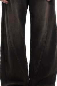 Széles szárú fekete farmernadrág, melynek felülete texturált, és hangsúlyos varrások díszítik. A dizájn ívelt vonalakat tartalmaz a lábak mentén.