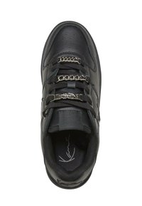 Sneaker nera con un esterno in pelle liscia, dettagli in catena metallica sui lacci e un rivestimento interno texturizzato. Design della punta arrotondata con logo.
