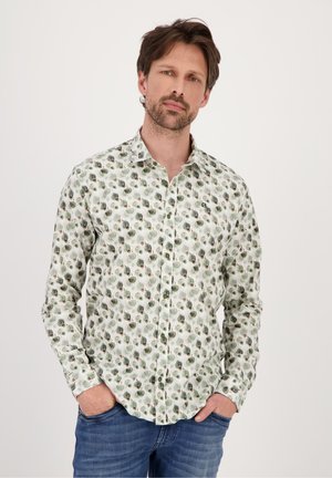 Camisa blanca de botones con un patrón verde y gris de repollos y flores. La tela es ligera y tiene un brillo sutil.