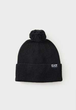 Gorro de punto negro con pompón en la parte superior y puño doblado con parche del logo EA7 Emporio Armani.
