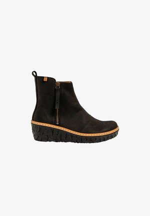 Botín de cuero negro con suela de cuña, cremallera lateral, ribete marrón y suela texturizada negra.