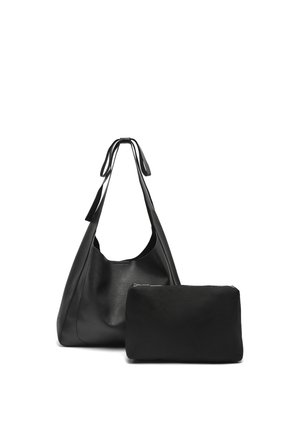 Schwarze Ledertasche mit langen Griffen neben einem kleineren rechteckigen schwarzen Reißverschluss-Etui vor weißem Hintergrund.