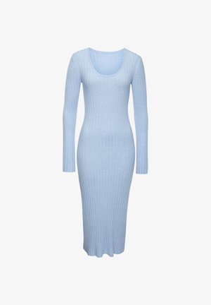 Helles blaues, geripptes Strickkleid mit langen Ärmeln und Rundhalsausschnitt, das eine figurbetonte Silhouette hat und bis zur Mitte der Waden reicht.