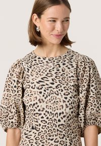 Leopardenprint top in beige en bruine tinten, met korte pofmouwen en een ronde halslijn. Gladde stof met een zachte textuur.
