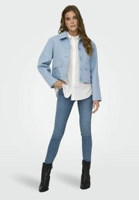 JDY V-AUSSCHNITT TIEF ANGESETZTE SCHULTER - Ελαφρύ μπουφάν - cashmere blue