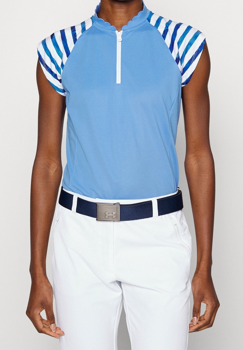 Ljusblå polo skjorta med scallopad krage, färgglada randiga ärmar, ihop med vita byxor och ett marinblått bälte med en silverspänne.