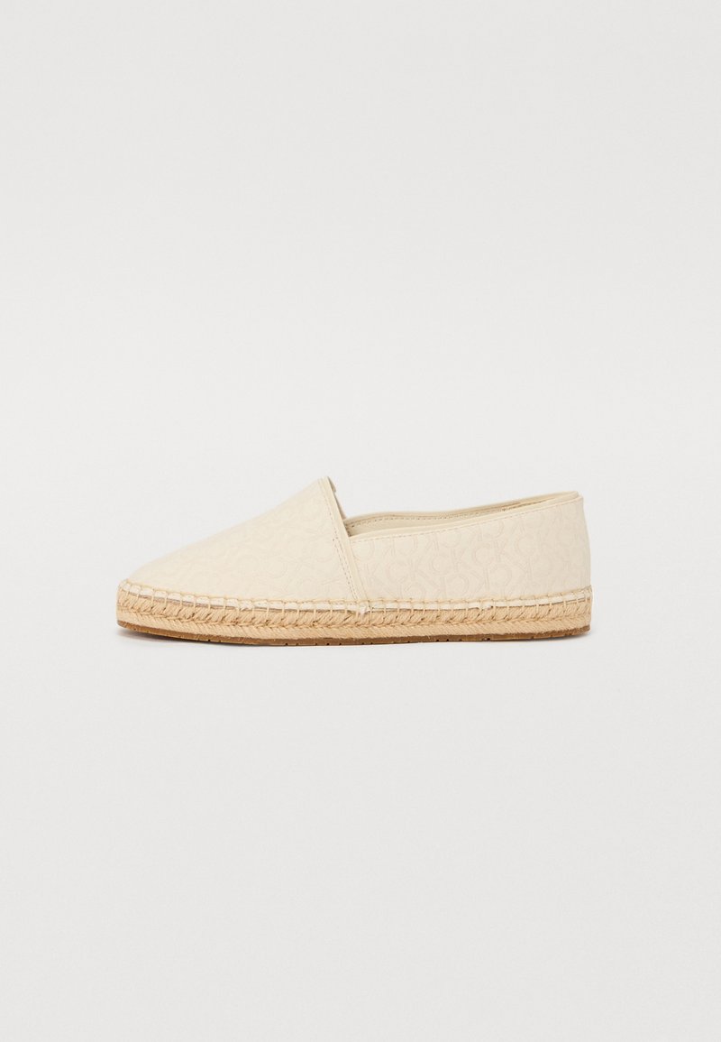 Béžové espadrilky na slip-on s texturovaným vzorem, přírodní juta podešev a kulatou špičkou.