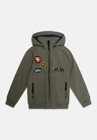 Veste zippée vert olive avec capuche, arborant le logo de la NASA et trois patches colorés. Texture douce, deux poches latérales zippées.